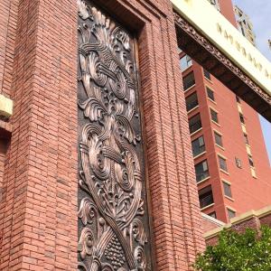 陕文投楠香郡浮雕《浪漫的茛苕》